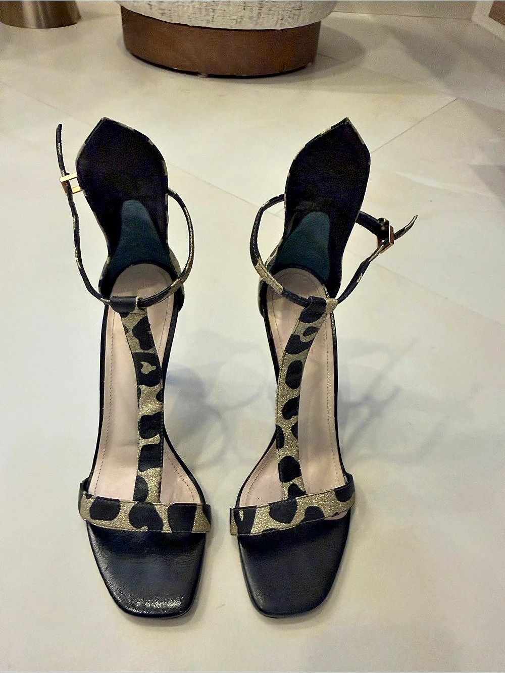 Schutz Gwenyth Gold Black Leopard Print Glitter T-Strap Heels Size 5.5